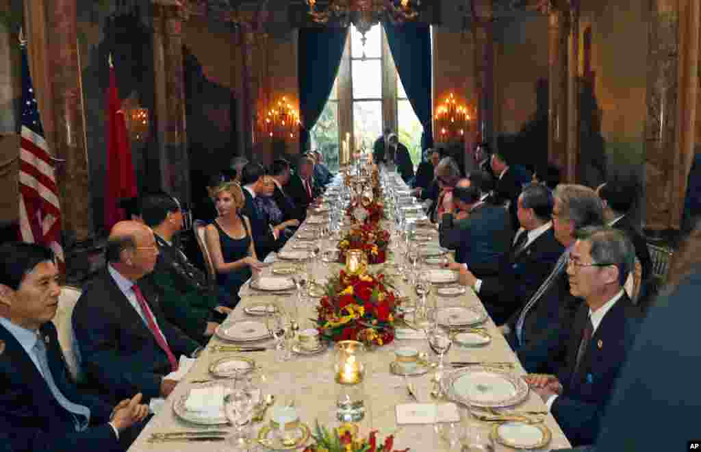 美国总统川普和家人、高级顾问同中国国家主席习近平和随行人员在佛罗里达州海湖庄园的晚宴上(2017年4月6日)。从图片上看,两位元首在交谈,库什纳和彭丽媛在交谈,伊万卡和房峰辉在交谈。