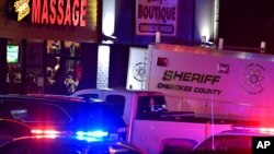 Istražitelji na mestu smrtonosnog napada u salonu za masažu, kasno u četvrtak, 16. marta 2021, u Akvortu, Džordžija.