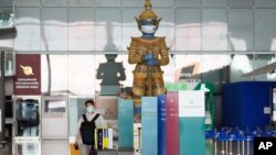 រូបឯកសារ៖ អ្នកដំណើរ​ម្នាក់ ដើរ​នៅក្នុង​អាកាស​យានដ្ឋាន​អន្តរជាតិ​សុវណ្ណភូមិ (Suvarnabhumi) ក្នុង​ទីក្រុង​បាងកក ប្រទេស​ថៃ កាលពី​ថ្ងៃ​ទី២១ ខែ​កក្កដា ឆ្នាំ​២០២១។