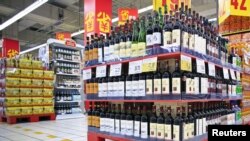 资料照：2015年10月29日，中国上海的一家超市里，货架上陈列着打折的葡萄酒。（路透社）