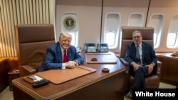 2025年7月28日，美国总统特朗普在乘坐“空军一号”专机前往苏格兰洛西茅斯皇家空军基地途中与英国首相斯塔默交谈。(白宫照片)