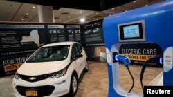 Sebuah mobil listrik resmi Negara Bagian New York ditampilkan di New York International Auto Show 2019 di New York City, 17 April 2019. (Foto: REUTERS/Stephen Lam)