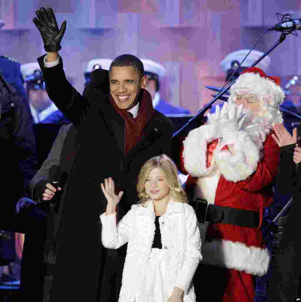 2010年12月9日,在白宫圣诞树点灯后,圣诞老人站在美国总统奥巴马和小歌手杰基·伊万科旁边。在2017年特朗普总统就职典礼上,伊万科应邀演唱国歌。