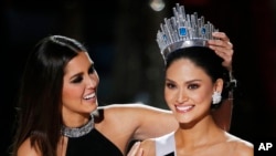 Miss Filipina Pia Alonzo Wurtzbach (kanan) bersama mantan Miss Universe Paulina Vega saat dinobatkan menjadi Miss Universe tahun 2015 di Las Vegas (20/12).