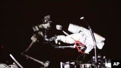 神舟十九号乘组航天员蔡旭哲、宋令东已完成一项超过9小时的出舱活动,创下世界纪录。图为蔡旭哲先前在太空站实验室舱问天周围进行舱外活动资料照。(新华社/美联社发布)