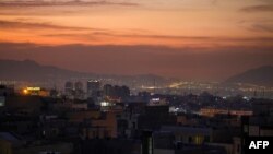 Deo obrisa grada prikazan je u zoru nakon što se u Teheranu čulo nekoliko eksplozija 26. oktobra 2024. Izrael je najavio pokretanje "preciznih udara" na vojne ciljeve u Iranu kao odmazdu za iranske napade.