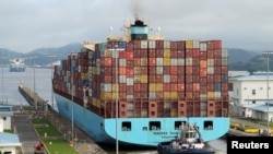 Kapal pengangkut kontainer milik MAERSK melintasi Terusan Panama yang terletak di Kota Panama, pada 12 Agustus 2024. (Foto: Reuters/Enea Lebrun)