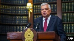 Presiden Ranil Wickremesinghe menyampaikan pidato secara nasional mengenai restrukturisasi utang Sri Lanka di Kantor Presiden di Kolombo, hari Rabu 26 Juni 2024. 