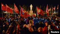 聚集在湖南韶山的人群庆祝中国前领导人毛泽东诞辰123周年。(2016年12月25日)