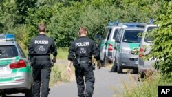 警员走到17岁的阿富汗袭击者被击毙的地方(2016年7月19日)