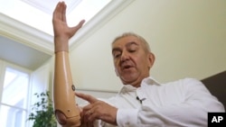 Marco Zambelli memperlihatkan tangan prostetiknya dalam wawancara dengan Associated Press di Roma, 10 Mei 2018 (foto: AP Photo/Gregorio Borgia)