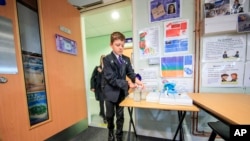 尽管新冠疫情仍在持续，英国学生还是陆续恢复上学。