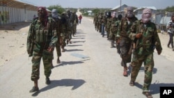 Anggota kelompok militan Somalia, al- Shabab, berpatroli di Mogadishu, Somalia.