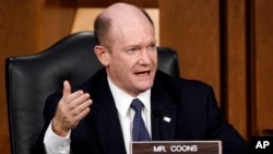 资料照片:美国参议员库恩斯在参议院听证会上发言(2020年10月15日)