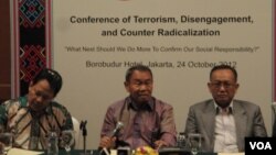 Kepala Badan Nasional Penanggulangan Terorisme (BNPT), Ansyaad Mbai (tengah), bersama Ahmad Baedowi (kiri) dan Syafii Mufid dari Institute for Society Empowerment (INSEP). (VOA/Andylala Waluyo)