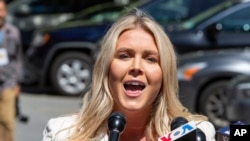 Kerolajn Levit razgovara sa novinarima tokom krivičnog suđenja Donaldu Trampu u Njujorku 28. maja 2024. (Foto: AP/Ted Shaffrey)