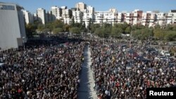 Hiljade pravoslavnih vernika u Podgorici došle su na sahranu mitropolita crnogorskog-primorskog Amfilohija u Sabornom hramu Hristovog vaskresenja, 1. novembra 2020.