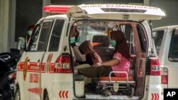 Pasien menunggu perawatan di dalam ambulans di tengah lonjakan kasus COVID-19 di Rumah Sakit Umum Dr. Sardjito Yogyakarta, Rabu, 7 Juli 2021. (Foto: AP)