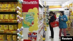 Khách hàng mua bán tại một siêu thị ở Hà Nội.