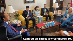 ឯកអគ្គរាជទូត​កម្ពុជា​លោក​ ជុំ​ ស៊ុនរី​ ជួប​ជាមួយ​សមាជិក​សភា​អ្នកស្រី​ Carol Miller មក​ពី​រដ្ឋ​ West Virginia នៃ​សហរដ្ឋ​អាមេរិក​នៅ​វិមាន​សភា​​​ក្នុង​រដ្ឋធានី​វ៉ាស៊ីនតោន​កាល​ពី​ថ្ងៃ​ទី២៧​ ខែកក្កដា ឆ្នាំ២០២១។ (ផ្តល់​ឱ្យ​ដោយ​ស្ថានទូត​កម្ពុជា​​នៅ​រដ្ឋធានី​វ៉ាស៊ីនតោន)