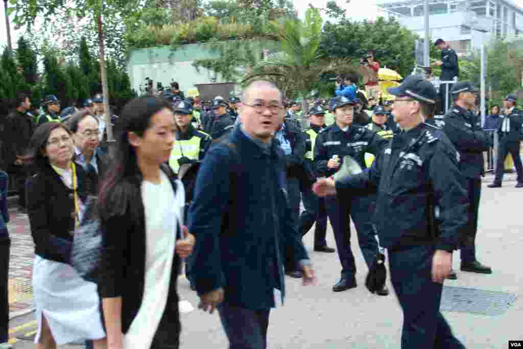 占中三子率众自首(美国之音海彦拍摄)