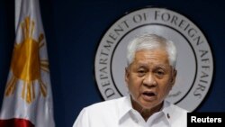 Ngoại trưởng Philippines Albert del Rosario cho biết Philippines đã lâm vào tình trạng bế tắc khi tìm cách giải quyết tranh chấp lãnh hải với Trung Quốc thông qua đàm phán song phương, và cuối cùng quyết định đưa cuộc xung đột âm ỉ lâu nay ra tòa án trọng tài quốc tế