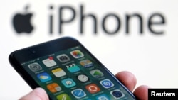 2017年2月1日，苹果手机7系列和公司标志。