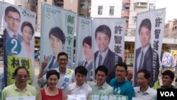 民主党在九龙大围地铁站外举行造势集会(美国之音海彦拍摄)