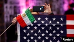 资料照：美国与伊朗国旗。