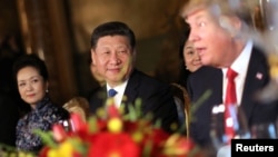 Ông Tập và phu nhân tại tiệc chiêu đãi do Tổng thống Trump tổ chức ở Florida năm 2017.