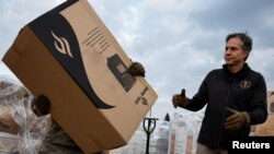 Američki državni sekretar Entoni Blinken pomaže u prebacivanju pomoći u vazduhoplovnoj bazi u Turskoj (Foto: REUTERS/Clodagh Kilcoyne/Pool)