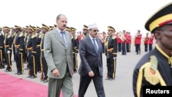 Daga hagu, Shugaban Eritrea Isaias Afwerki, da bakonsa Shugaba Mohamed Abdullahi Farmajo na Somalia