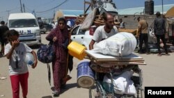 Orang-orang Palestina menyelamatkan diri dari Rafah menyusul serangan militer Israel di tengah konflik antara gerakan Hamas Palestina dan Israel di Rafah, selatan Jalur Gaza, Jumat, 7 Juni 2024. (Foto: Hatem Khaled/Reuters)