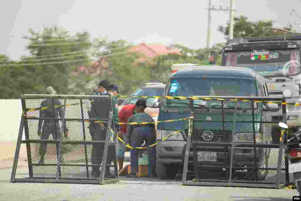 ទិដ្ឋភាពនៃការបិទខ្ទប់ព្រំដែនរាជធានីភ្នំពេញនិងខេត្តកណ្តាល តាមបណ្តោយផ្លូវជាតិលេខ ៣ បន្ទាប់រាជធានីភ្នំពេញ ទីក្រុងតាខ្មៅនិងខេត្តកណ្តាលត្រូវបានបិទខ្ទប់រយៈពេលពីរសប្តាហ៍ដើម្បីទប់ស្កាត់ការរីករាលដាលជំងឺកូវីដ១៩ ក្នុងសហគមន៍កាន់តែខ្លាំង កាលពីថ្ងៃទី ១៥ ខែមេសា ឆ្នាំ ២០២១។ (ទុំ ម្លិះ/វីអូអេ)