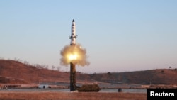 朝鲜领导人金正恩观看在“北极星-2”导弹试射(资料照片)