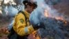Vatrogasac u borbi protiv vatrene stihije u Pacifik Palisejdsu (Foto: REUTERS/Ringo Chiu)
