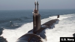 资料照片：未来将作为美国海军“南达科他”号(USS South Dakota)服役的弗吉尼亚级攻击核潜艇在大西洋海上试验期间浮出水面。(美国海军照片)