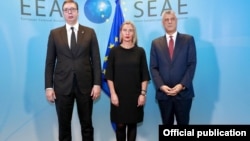 Arhiva - Predsednici Srbije i Kosova, Aleksandar Vučić i Hašim Tači, zajedno sa visokom predstavnicom EU za spoljne poslove i bezbednost Federikom Mogerini.