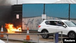 Seorang pria melempar bom molotov dari dalam mobil ke tempat penampungan migran di Dover, Inggris, pada 30 Oktober 2022. (Foto: Reuters/Peter Nicholls)