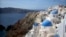Pemandangan Desa Oia di Pulau Santorini, Yunani. Negara itu bersiap memecahkan rekor jumlah kedatangan wisatawan, dan menyambut kembali para wisatawan China. (Foto: AP/Michael Virtanen)