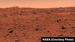 Gambar berwarna pertama Planet Mars yang diambil oleh pesawat antariksa Viking 1 pada 21 Juli 1976. Gambar asli salah kalibrasi hingga menampakkan langit biru. Seharusnya langit Mars berwarna merah. Gambar yang sudah dikalibrasi secara benar dirilis 26 Juli 1976.
