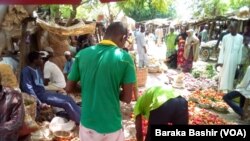 Yayin da ake hada-hadar sayen kayen masarufi a wata kasuwa a Kano (Baraka Bashir)