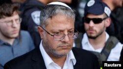 Menteri Keamanan Nasional Israel Itamar Ben-Gvir memberikan pernyataan kepada media di lokasi serangan di Beersheba, Israel selatan, 6 Oktober 2024. (Foto: REUTERS/Amir Cohen)