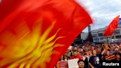 Arhiva - Demonstranti izvikuju slogane protiv promene ustavnog imena zemlje ispred zgrade parlamenta u Skoplju, Makedonija, 23. juna 2018.