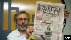 ARHIVA - Slavko Ćuruvija tokom konferencije za medije 1998, nepunu godinu uoči ubistva (Foto: AFP/Andrej Isaković)