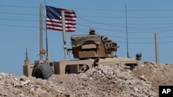 在叙利亚北部曼比季前线附近的美军。（2018年4月4日）