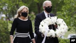 បេក្ខជន​ប្រធានាធិបតី​ខាង​គណបក្ស​ប្រជាធិបតេយ្យ លោក Joe Biden (ស្ដាំ) និង​ភរិយា​គឺអ្នកស្រី Jill Biden ដើរ​យក​កម្រង​ផ្កា​មក​ដាក់​នៅ​កន្លែង​គោរព​វិញ្ញាណក្ខន្ធ Delaware Memorial Bridge Veterans Memorial Park កាល​ពី​ថ្ងៃទី​២៥ ខែឧសភា ឆ្នាំ​២០២០ នៅ​ក្រុង New Castle រដ្ឋ Delaware។