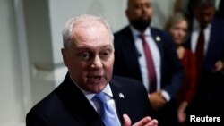 លោក Steve Scalise ថ្លែងទៅកាន់អ្នកសារព័ត៌មាននៅវិមានរដ្ឋសភា ក្រោយដកខ្លួនចេញពីការប្រកួតកាន់តំណែងប្រធានរដ្ឋសភា នៅវិមានរដ្ឋសភា កាលពីថ្ងៃទី ១២ ខែតុលា ឆ្នាំ ២០២៣។ 