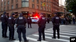 纽约警方在一幢与演员罗伯特·德尼罗有关的建筑附近进行监视。（2018年10月25日） 