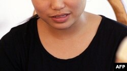 Các nạn nhân thường bị các tay buôn người lừa bằng những lời hứa hẹn sẽ có công ăn việc làm ổn định hoặc sẽ được lấy các ông chồng bản xứ giàu có khi sang Trung Quốc